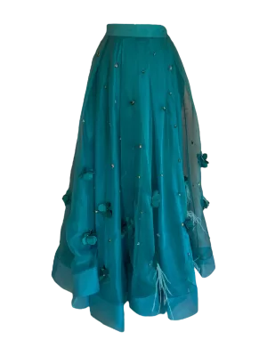 Falda bordada con flores y plumas